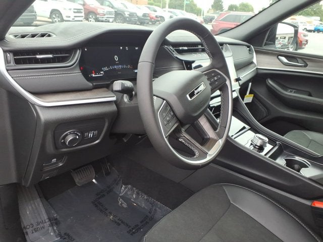 2027 Jeep Grand Cherokee Laredo Altitude