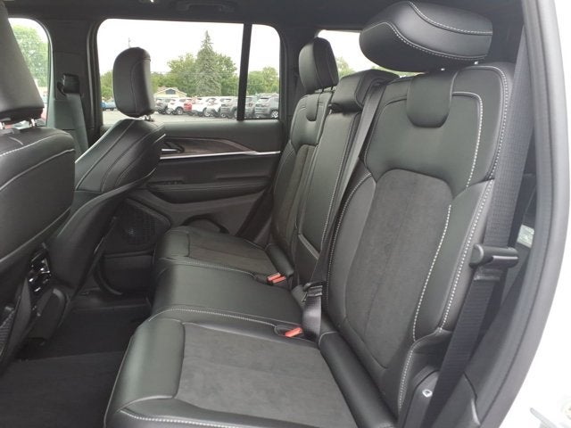 2027 Jeep Grand Cherokee Laredo Altitude