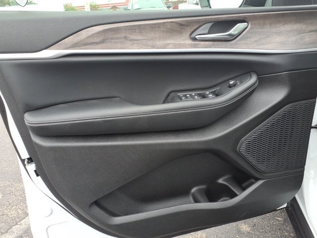2027 Jeep Grand Cherokee Laredo Altitude