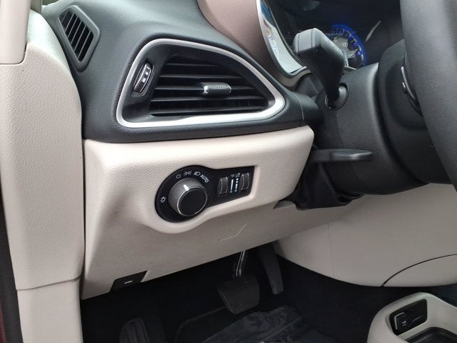 2022 Chrysler Voyager LX