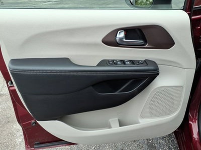 2022 Chrysler Voyager LX