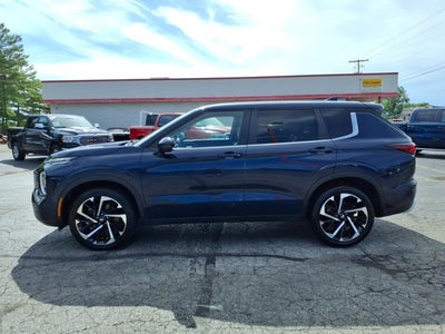 2024 Mitsubishi Outlander SE Black Edition w/Pano Roof